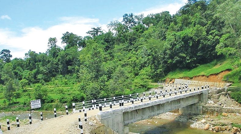 ग्रामीण सडकको दुर्दशा,  पक्कि पुल वन्यो, गाडी गुड्दैनन